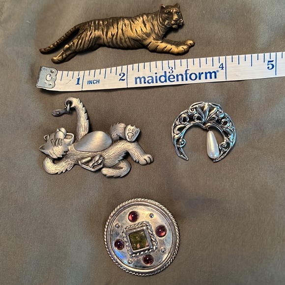 Assorted Brooches - Picture 6 of 6